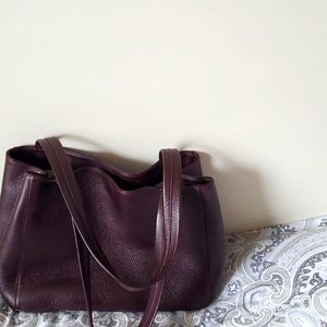Woman Valentino hangbag in good condition,  cherry  color